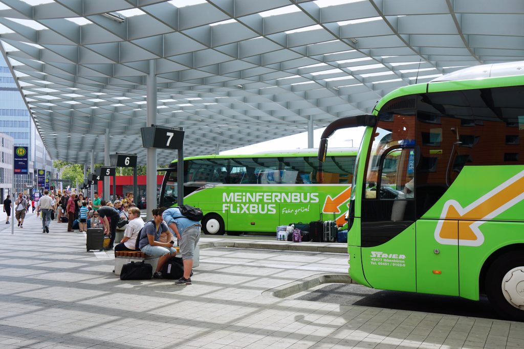 Fernbusmarkt: Deutsche Bahn und Flixbus stark
