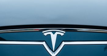 Tesla bald ohne Elon Musk? Tesla Logo - Elon Musk CEO Anzeige Betrug