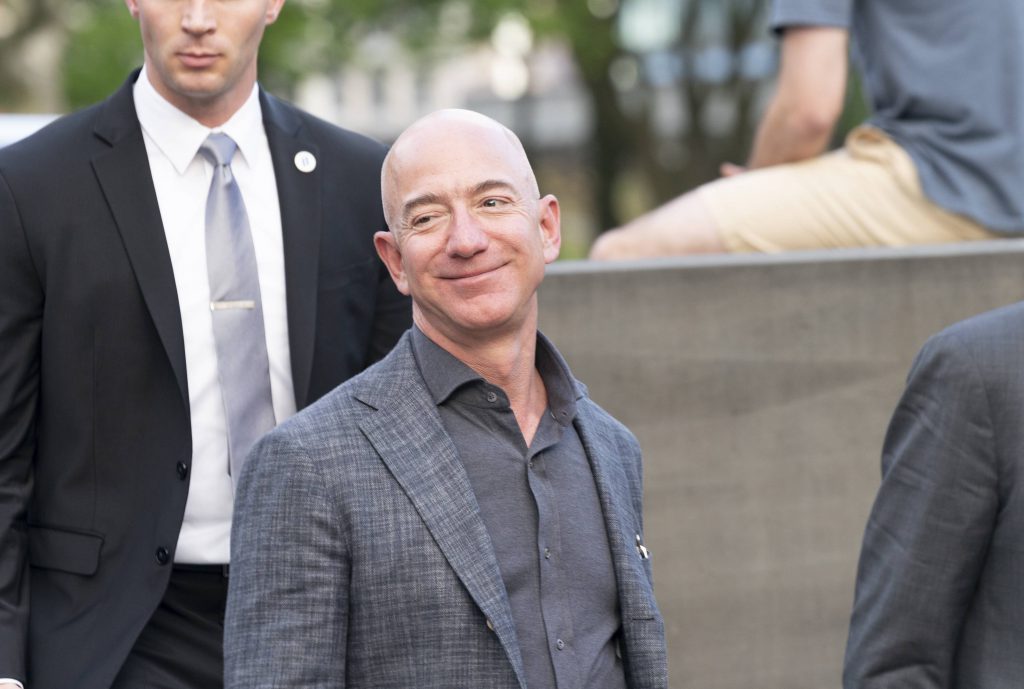 Jeff Bezos kürzt an der Krankenversicherung seiner Angestellten Jeff Bezos Wirtschaft TV