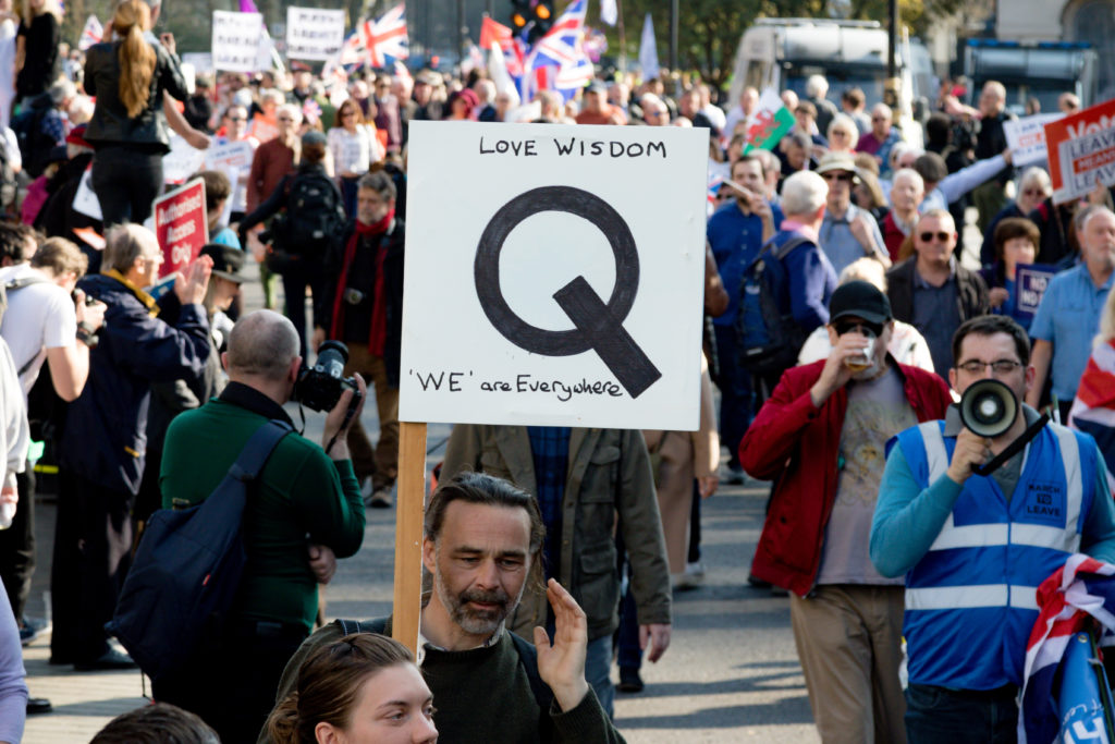 Facebook löscht QAnon-Accounts und Inhalte Facebook löscht QAnon-Accounts, -Seiten und Inhalte