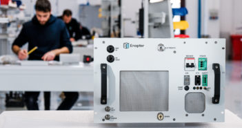 Wasserstoff-Start-up macht sich bereit für Serienproduktion Wasserstoff und im speziellen grüner Wasserstoff wird von vielen Unternehmen als die nächste große Innovation im Energiesektor gesehen. Wasserstoff wird durch Elektrolyse hergestellt, bei der Wasser unter Einsatz von Strom in Wasserstoff und Sauerstoff getrennt wird. Bei grünem Wasserstoff wird dieser mit erneuerbaren Energien erzeugt und ist dadurch CO2-neutral. Viele Unternehmen wollen Anlagen für die Erzeugung von Wasserstoff entwickeln und bauen. Primär steht im Fokus, die Serienreife für die Massenproduktion und damit ein wichtiger Standfuß im zukünftigen Wettbewerb in diesem neuen Markt. Mit dabei sind große Konzerne wie Air Liquide, Linde oder Siemens Energy. Das Start-up Enapter ist den Konzerne dabei schon einen wichtigen Schritt voraus. Gründer Sebastian-Justus Schmidt will die erste Serienproduktion für die eigenen Elektrolyseure aufbauen. „Wir wollen mit unserer Fabrik in Nordrhein-Westfalen den Schritt in die Industrialisierung gehen. Wir kommen mit unseren jetzigen Kapazitäten einfach nicht mehr aus“, sagte Schmidt dem Handelsblatt. Die Idee des Start-up ist dabei vergleichbar mit heutigen Serverfarmen. Das Unternehmen entwickelt kleine Elektrolyseeinheiten, die beliebig erweitert werden können. Wie bei Serverfarmen können die Elektrolyse-Systeme für den jeweiligen Einsatzzweck erweitert und modular zusammengesetzt werden. Dadurch sollen die Kosten deutlich sinken.