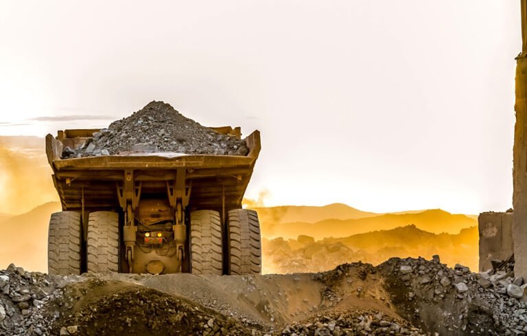 Bezos und Gates investieren in Rohstoffabbau für E-Auto-Produktion