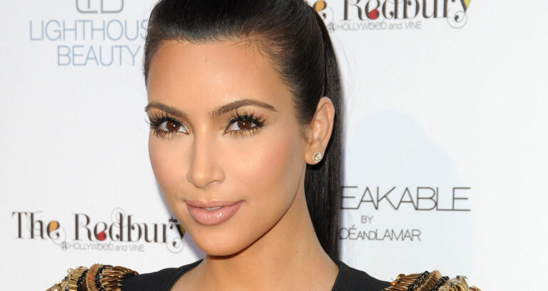 Kim Kardashians Mode-Label Skims nimmt 240 Millionen Dollar mit Kim Kardashian