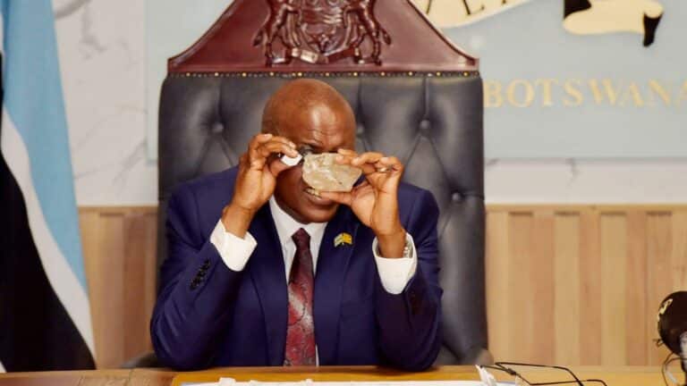 2.492 Karat: Weltweit zweitgrößter Diamant mit in Botswana ausgegraben 2.492 Karat: Weltweit zweitgrößter Diamant mit in Botswana ausgegraben