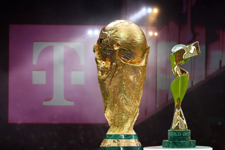 Telekom sichert sich Rechte an Fußball-Übertragungen Telekom sichert sich Rechte an Fußball-Übertragungen