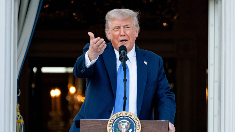 Trump spricht Einreiseverbote für zwölf Länder aus Trump spricht Einreiseverbote für zwölf Länder aus