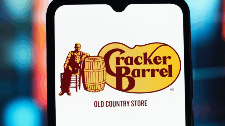 Trump untergräbt die unternehmerische Freiheit: Cracker Barrel rudert zurück Cracker Barrel Logo auf Smartphone