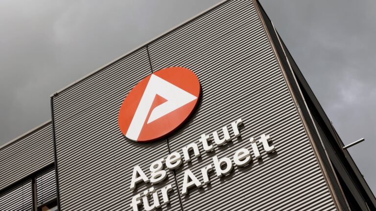 Arbeitslosigkeit steigt 2025 erstmals seit 2015 auf über drei Millionen