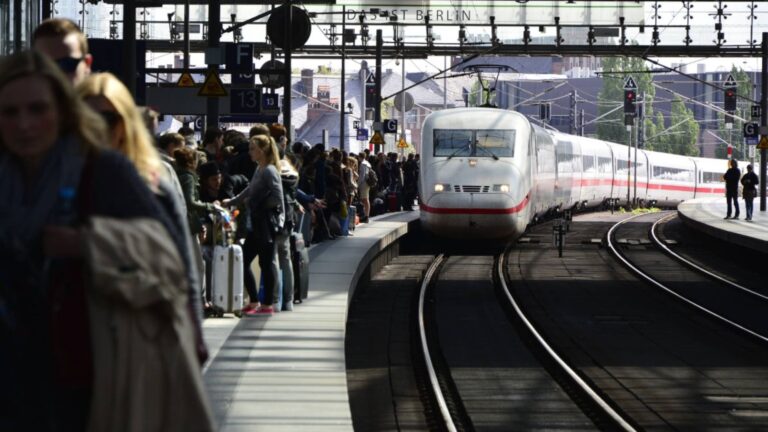 Deutsche Bahn-Sparpläne provozieren Protest: Drohen höhere Preise und weniger Fernzüge?