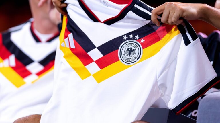 Retro-Moment beim DFB – Adidas zeigt »vorerst letztes« Trikot vor Ausrüster-Wechsel